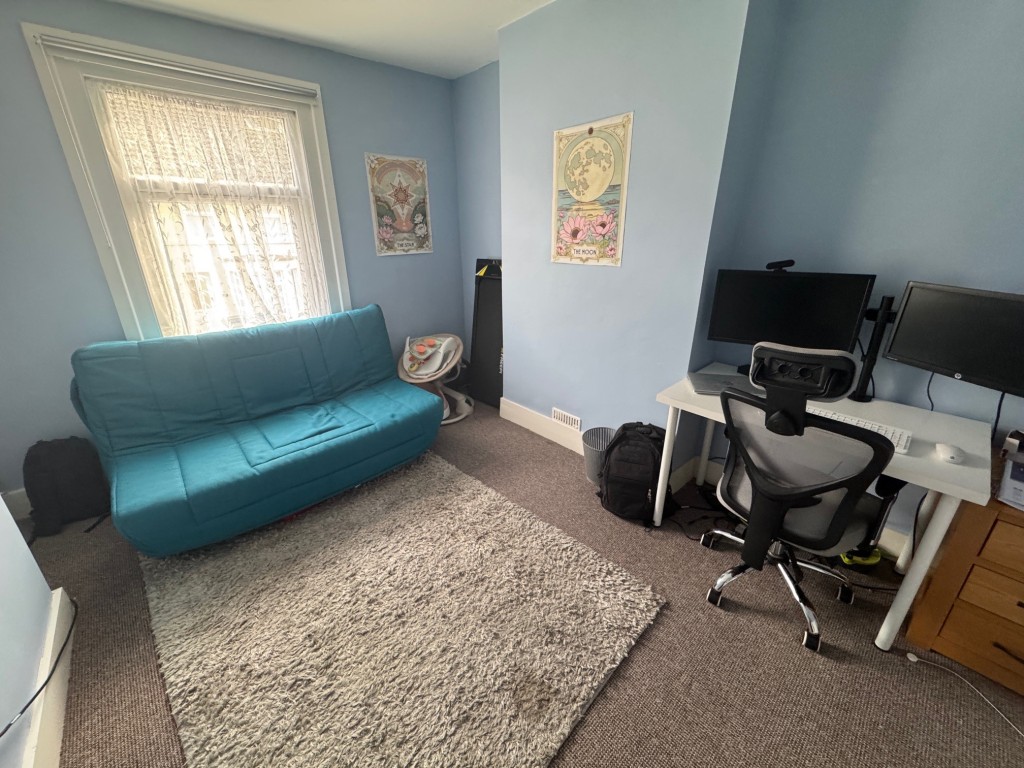 Lot: 137 - THREE-BEDROOM HOUSE FOR INVESTMENT - Bedroom 2